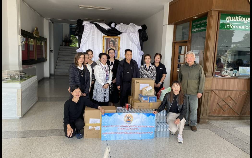 ร่วมบริจาคน้ำดื่ม บะหมี่กึ่งสำเร็จรูป และสิ่งของจำเป็นในการดำรงชีพ เพื่อช่วยเหลือประชาชนที่ประสบอุทกภัยในพื้นที่อำเภอหาดใหญ่ จังหวัดสงขลา